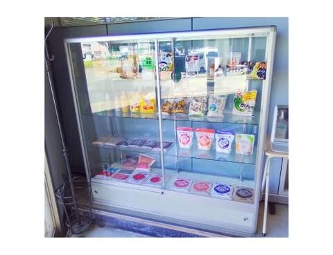 本社の玄関のショーケースを改装中✨
